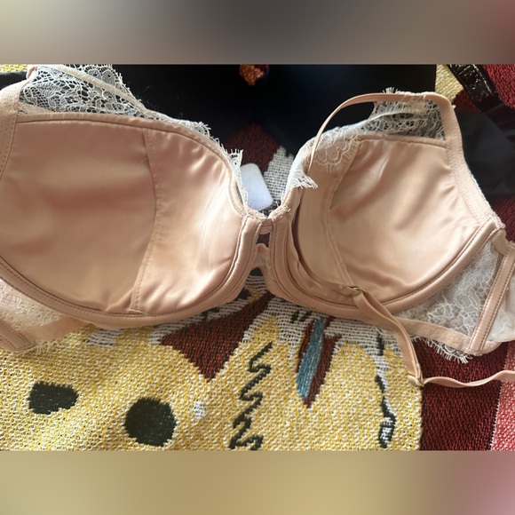 Two Victoria Secret bras 36C one is lace and one is push up - Picture 5 of 5